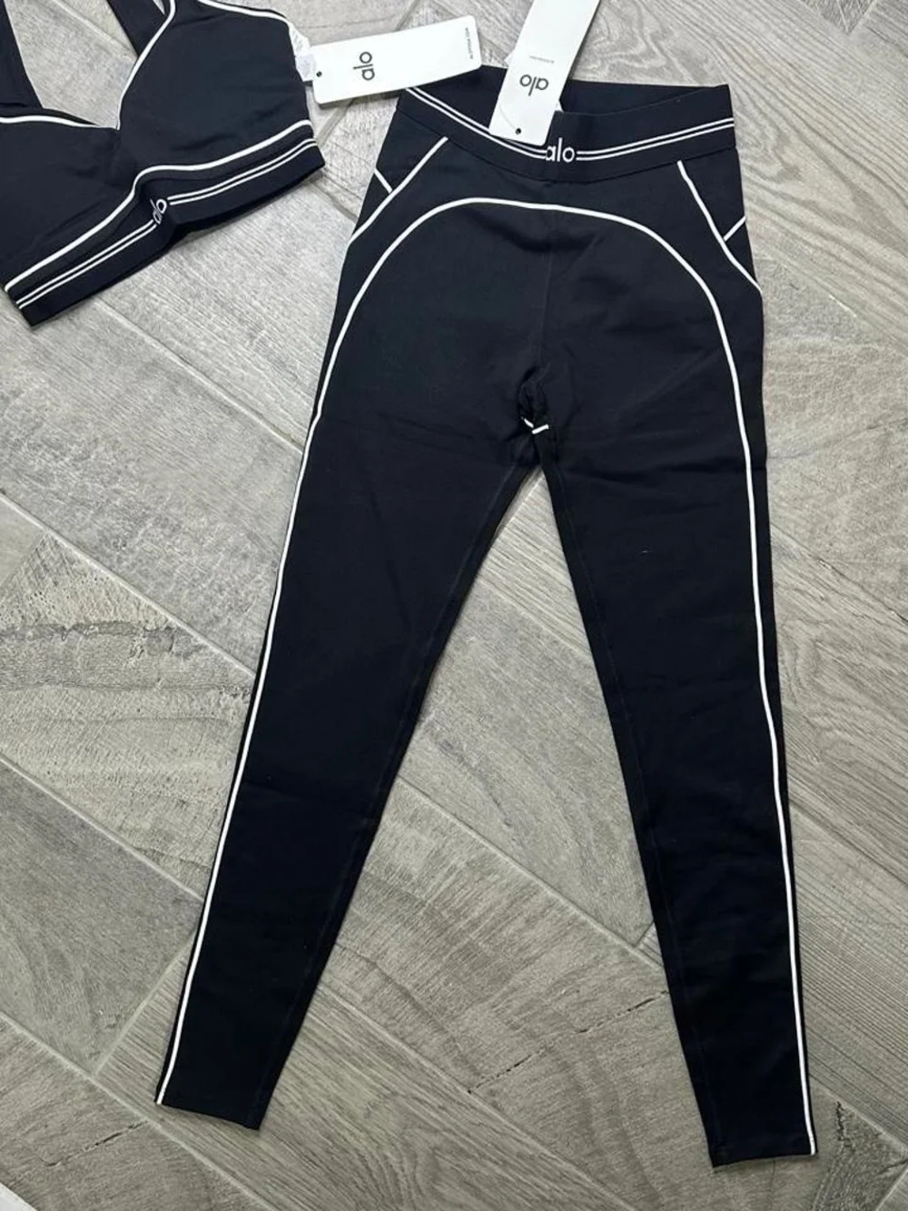 Alo Yoga Black Air Brush High Waist Heart Throb Leggings Set